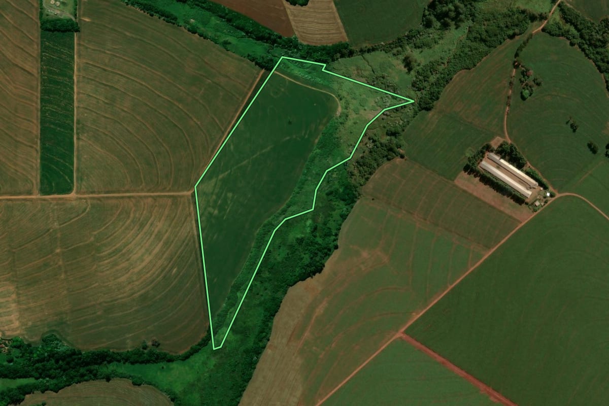 Imagem de satélite do imóvel rural em Terra Boa (PR), com o contorno declarado no CAR desenhado por cima.