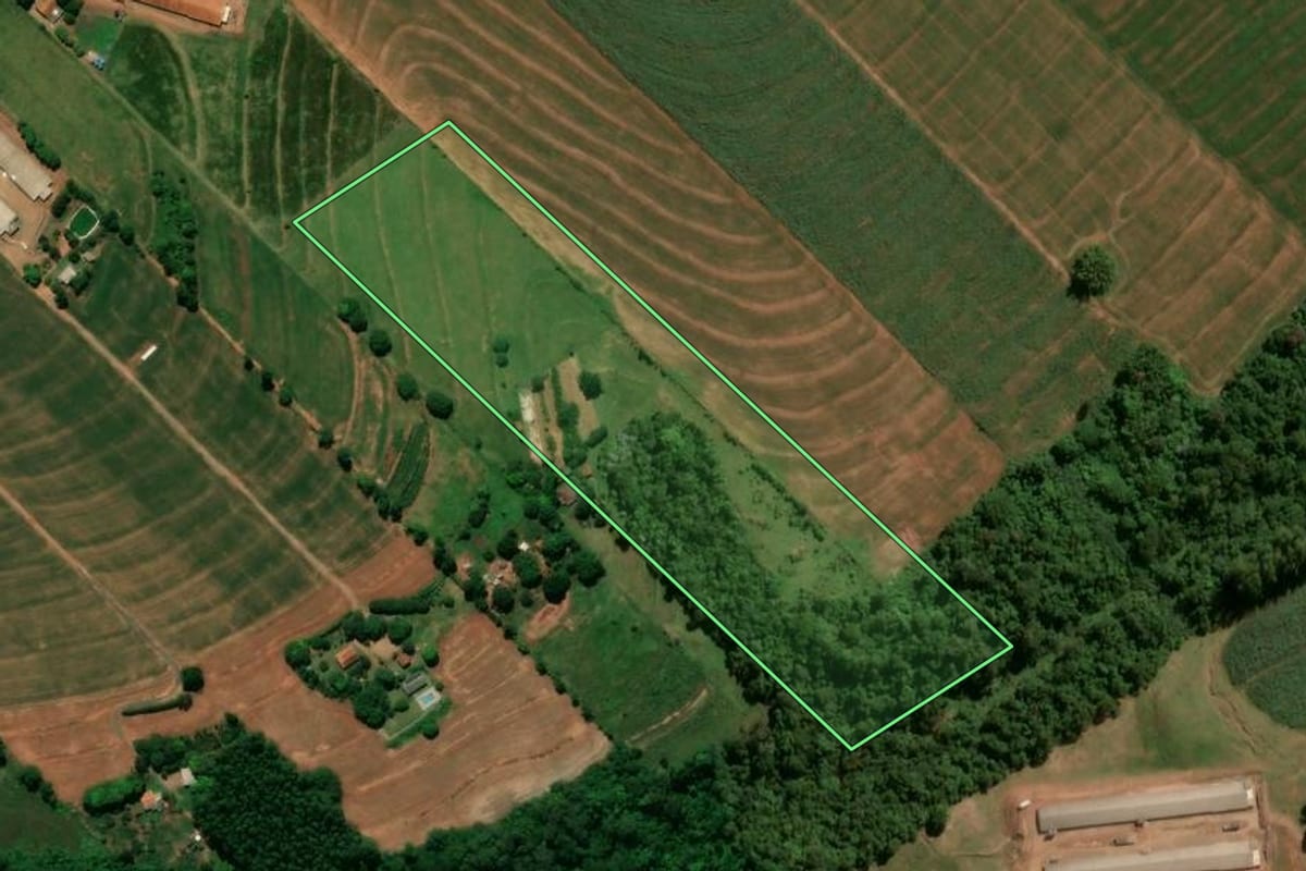 Imagem de satélite do imóvel rural em Terra Boa (PR), com o contorno declarado no CAR desenhado por cima.
