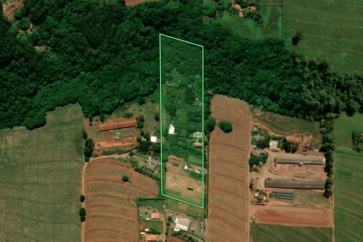 Imagem de satélite do imóvel rural em Terra Boa (PR), com o contorno declarado no CAR desenhado por cima.