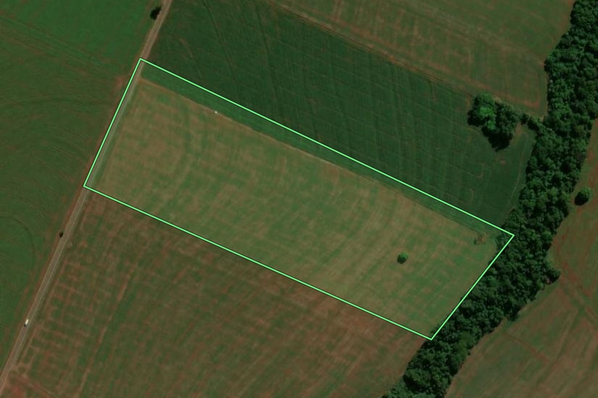 Imagem de satélite do imóvel rural em Terra Boa (PR), com o contorno declarado no CAR desenhado por cima.