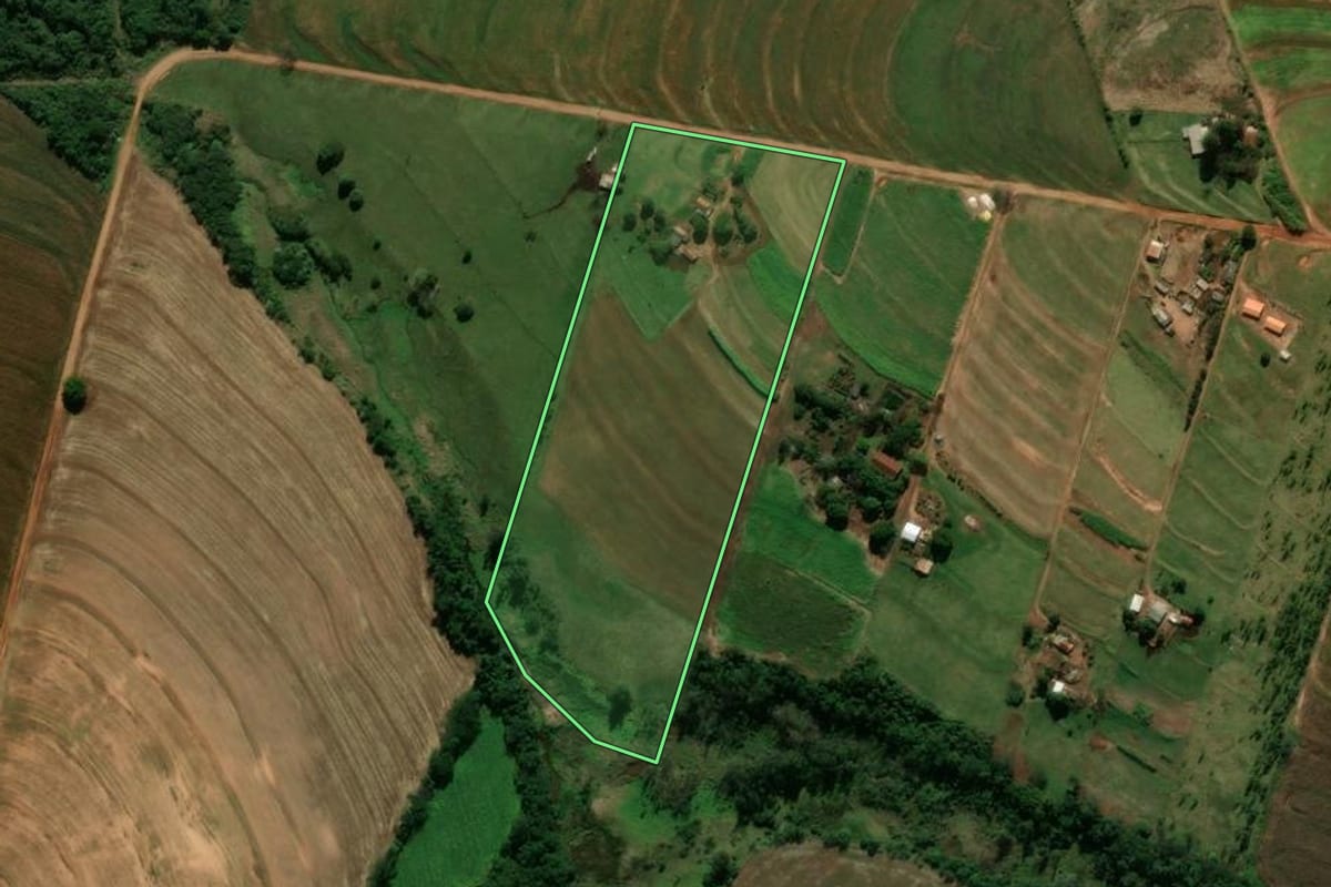 Imagem de satélite do imóvel rural em Terra Boa (PR), com o contorno declarado no CAR desenhado por cima.
