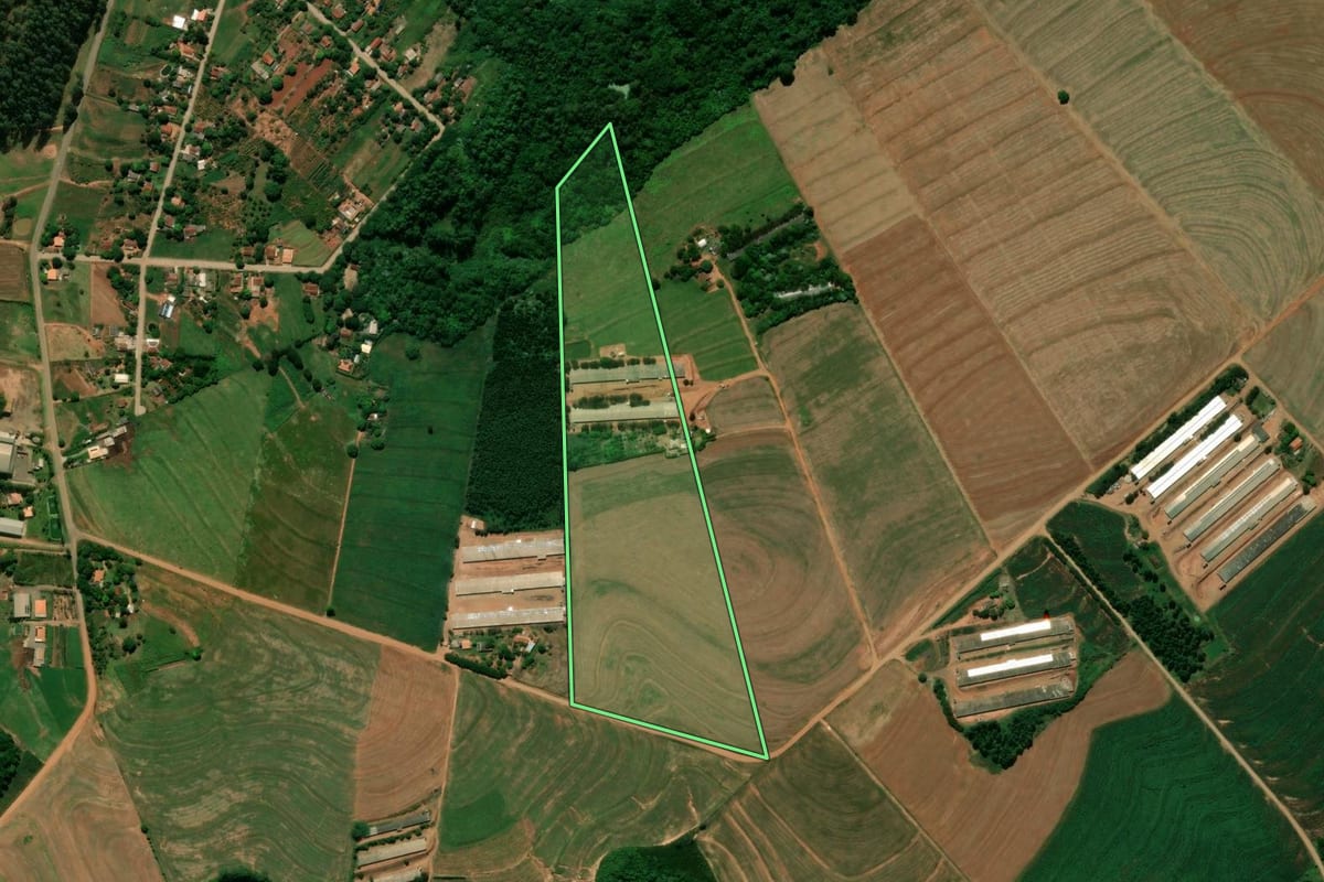 Imagem de satélite do imóvel rural em Terra Boa (PR), com o contorno declarado no CAR desenhado por cima.