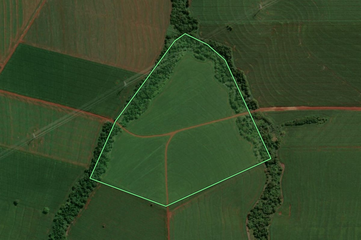 Imagem de satélite do imóvel rural em Terra Boa (PR), com o contorno declarado no CAR desenhado por cima.