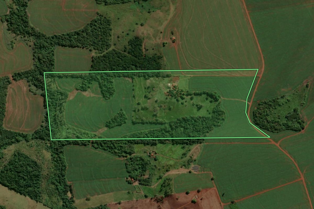 Imagem de satélite do imóvel rural em Terra Boa (PR), com o contorno declarado no CAR desenhado por cima.