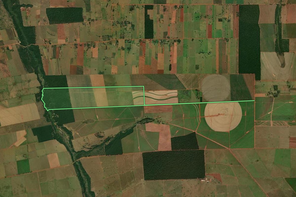 Imagem de satélite do imóvel rural em Terra Rica (PR), com o contorno declarado no CAR desenhado por cima.