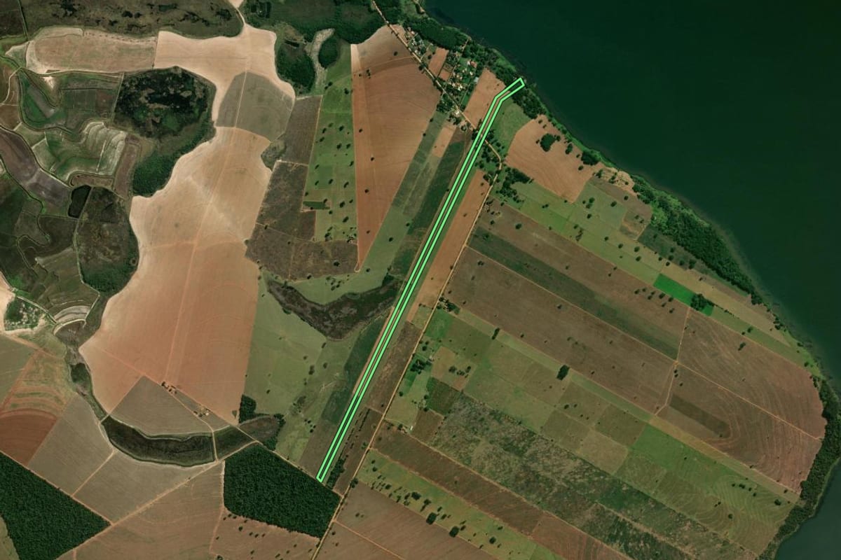 Imagem de satélite do imóvel rural em Terra Rica (PR), com o contorno declarado no CAR desenhado por cima.