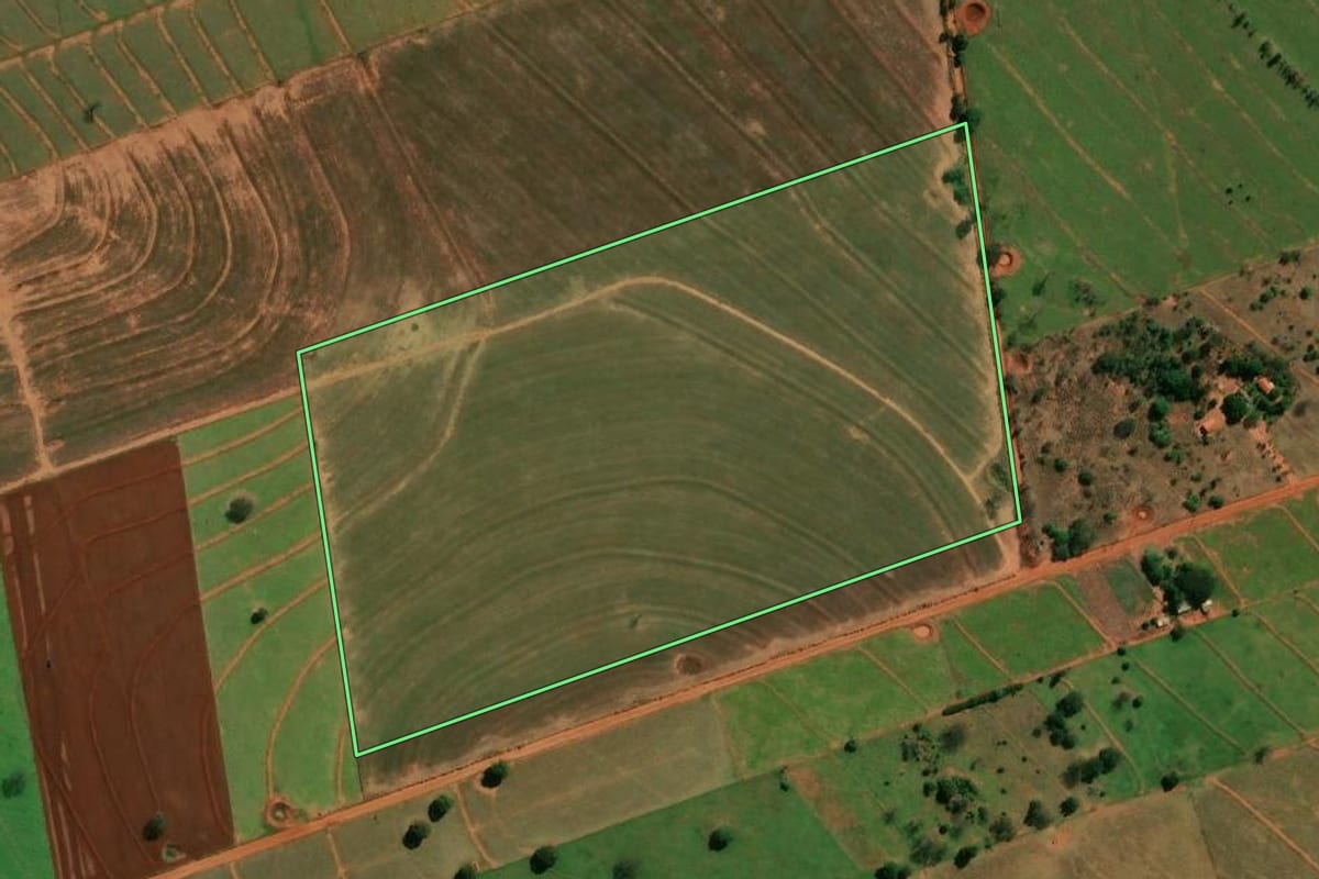 Imagem de satélite do imóvel rural em Terra Rica (PR), com o contorno declarado no CAR desenhado por cima.