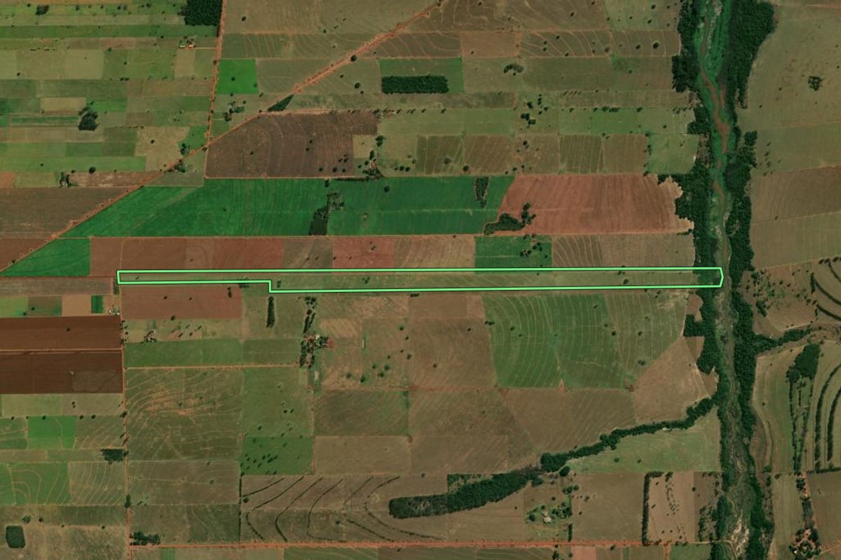 Imagem de satélite do imóvel rural em Terra Rica (PR), com o contorno declarado no CAR desenhado por cima.