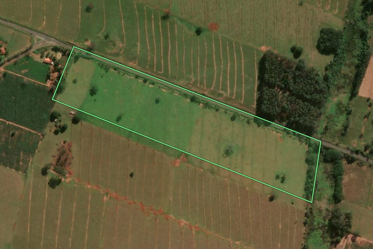 Imagem de satélite do imóvel rural em Terra Rica (PR), com o contorno declarado no CAR desenhado por cima.