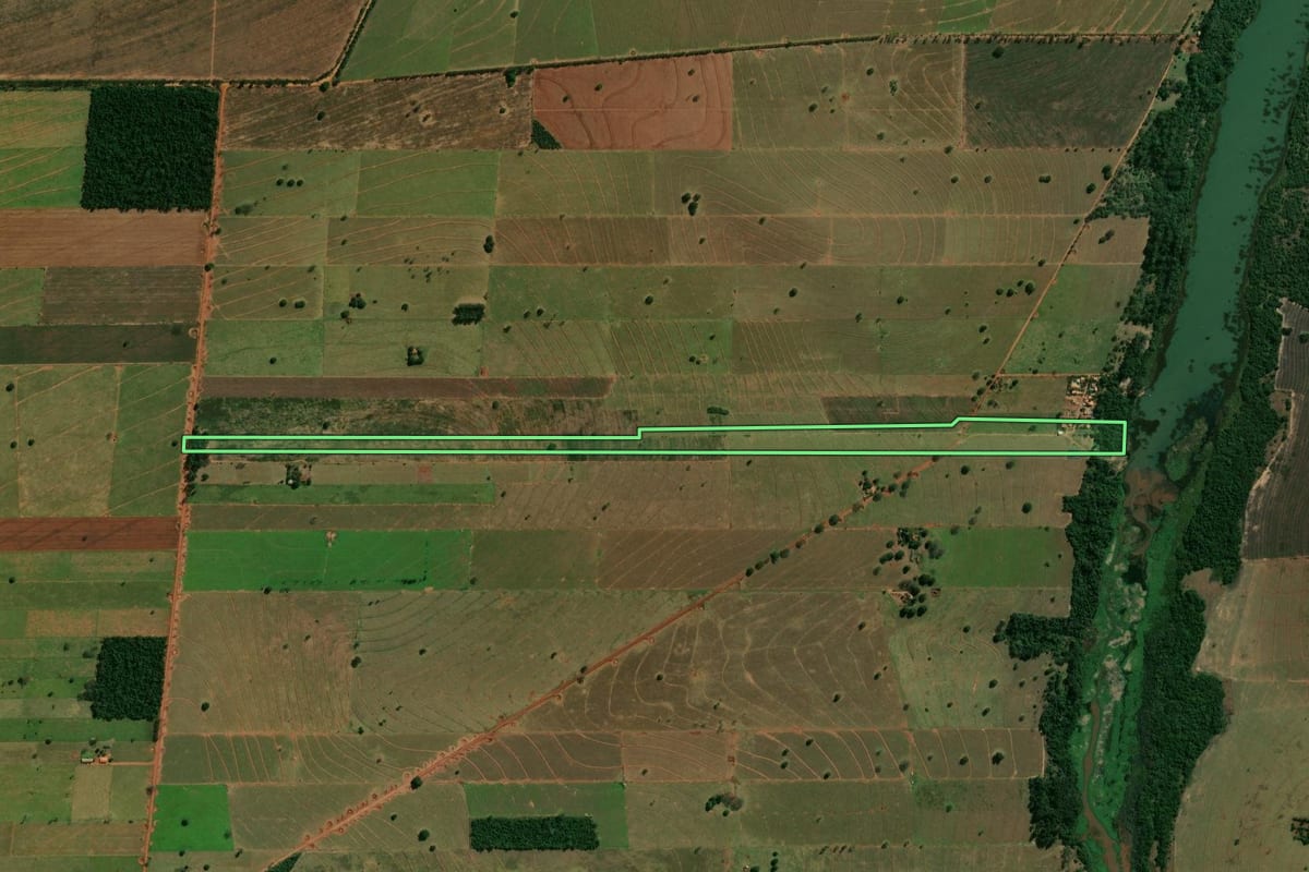 Imagem de satélite do imóvel rural em Terra Rica (PR), com o contorno declarado no CAR desenhado por cima.