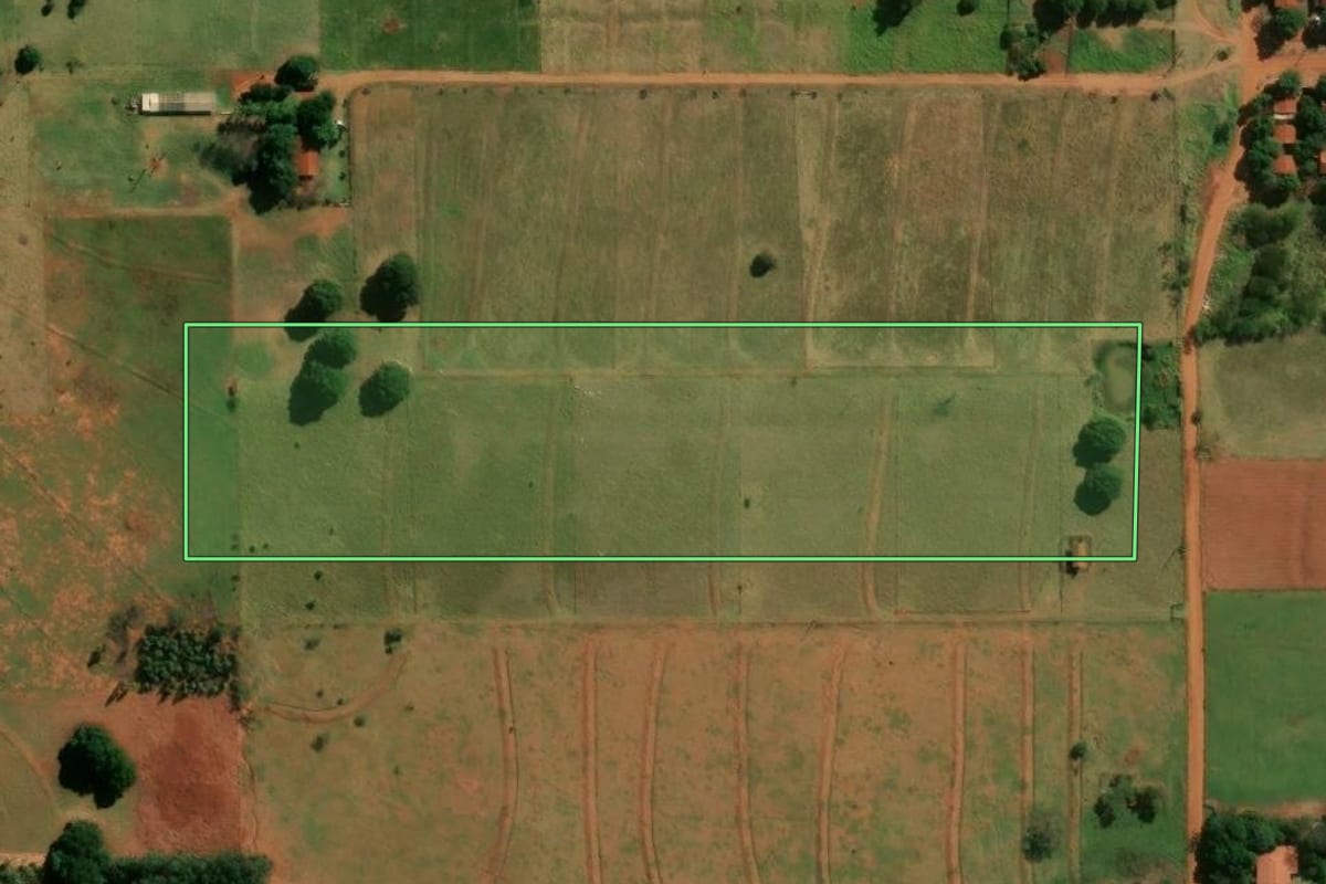 Imagem de satélite do imóvel rural em Terra Rica (PR), com o contorno declarado no CAR desenhado por cima.
