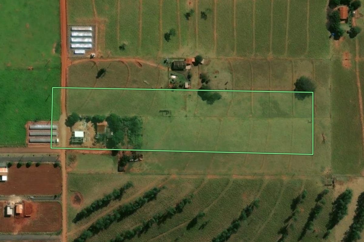 Imagem de satélite do imóvel rural em Terra Rica (PR), com o contorno declarado no CAR desenhado por cima.