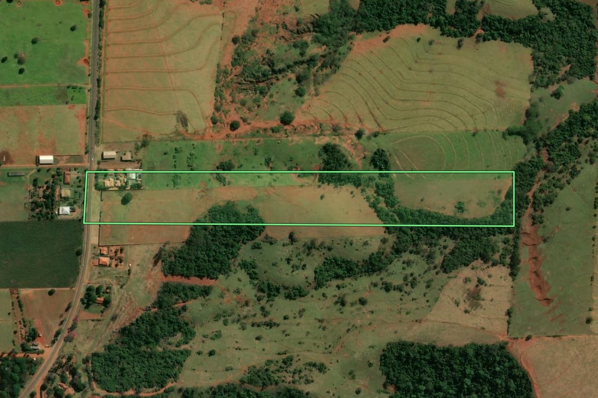 Imagem de satélite do imóvel rural em Terra Rica (PR), com o contorno declarado no CAR desenhado por cima.