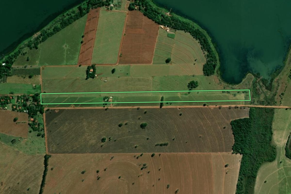 Imagem de satélite do imóvel rural em Terra Rica (PR), com o contorno declarado no CAR desenhado por cima.
