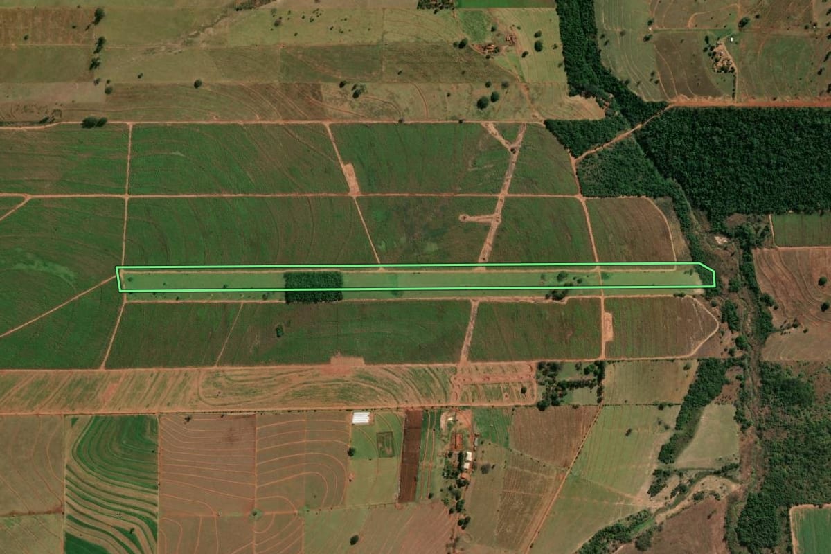 Imagem de satélite do imóvel rural em Terra Rica (PR), com o contorno declarado no CAR desenhado por cima.