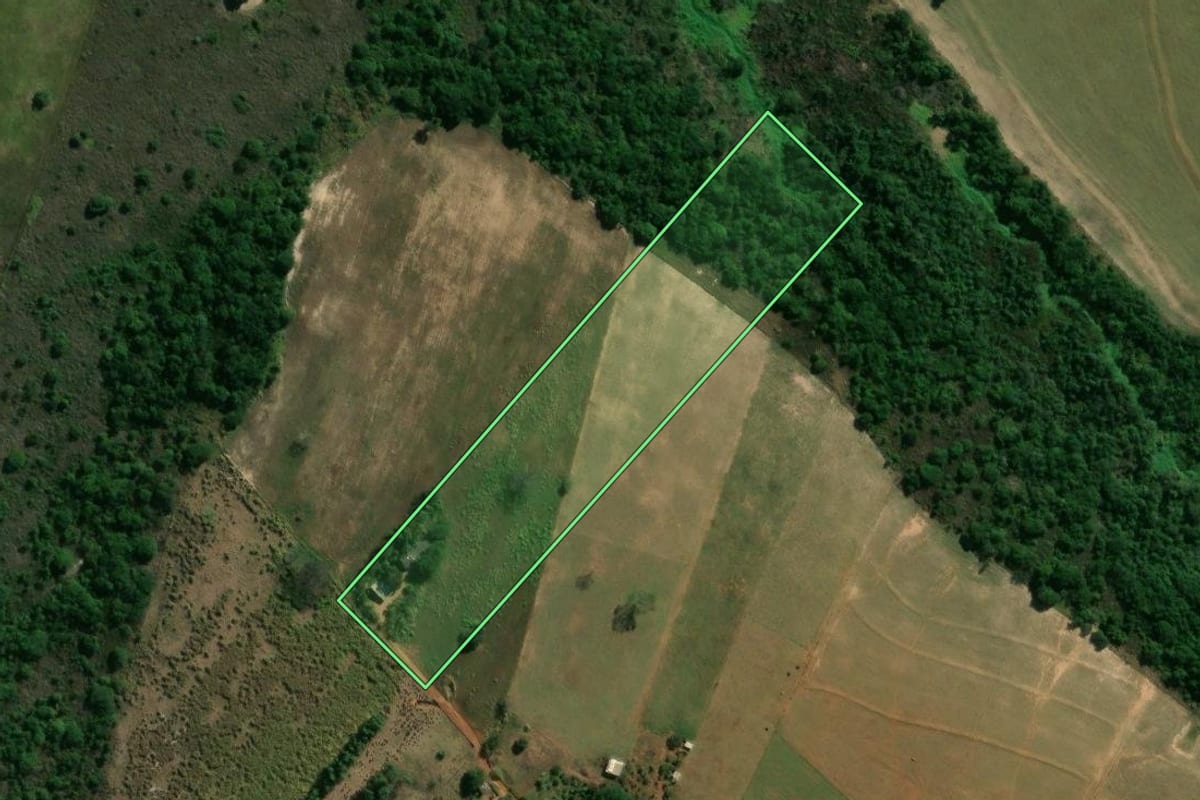 Imagem de satélite do imóvel rural em Terra Rica (PR), com o contorno declarado no CAR desenhado por cima.
