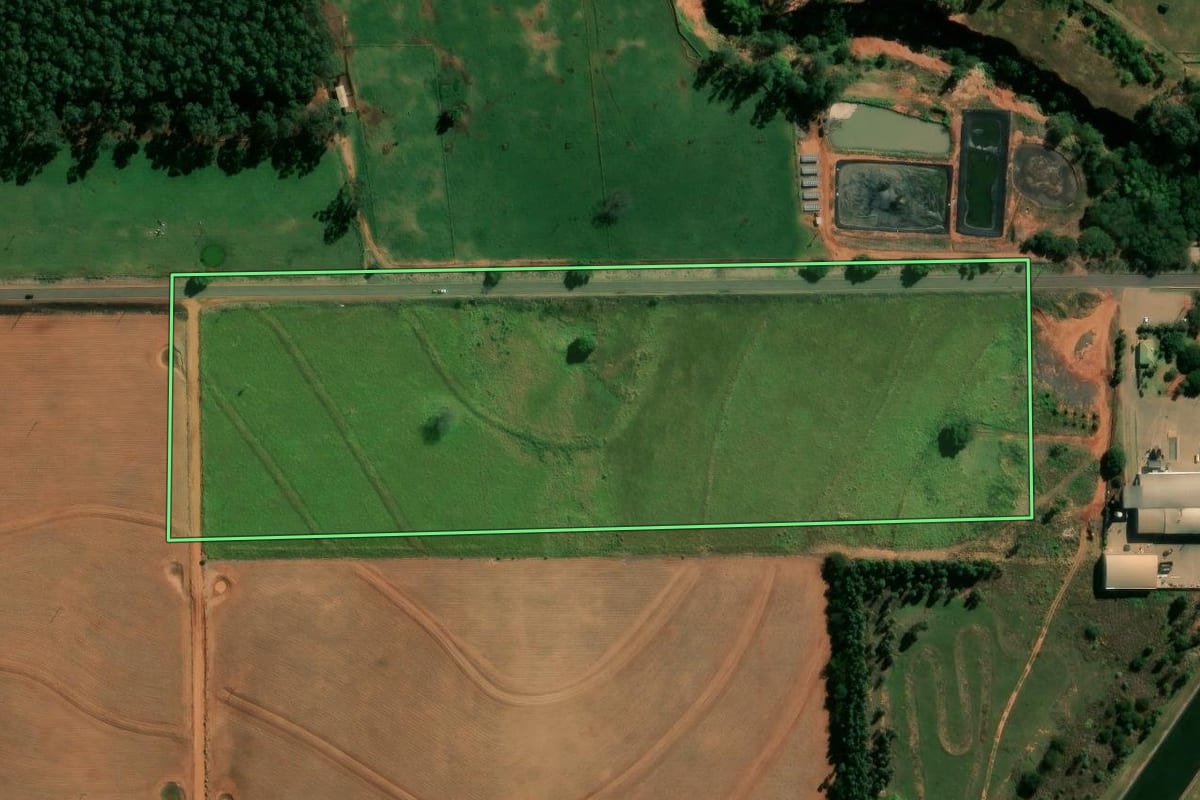Imagem de satélite do imóvel rural em Terra Rica (PR), com o contorno declarado no CAR desenhado por cima.