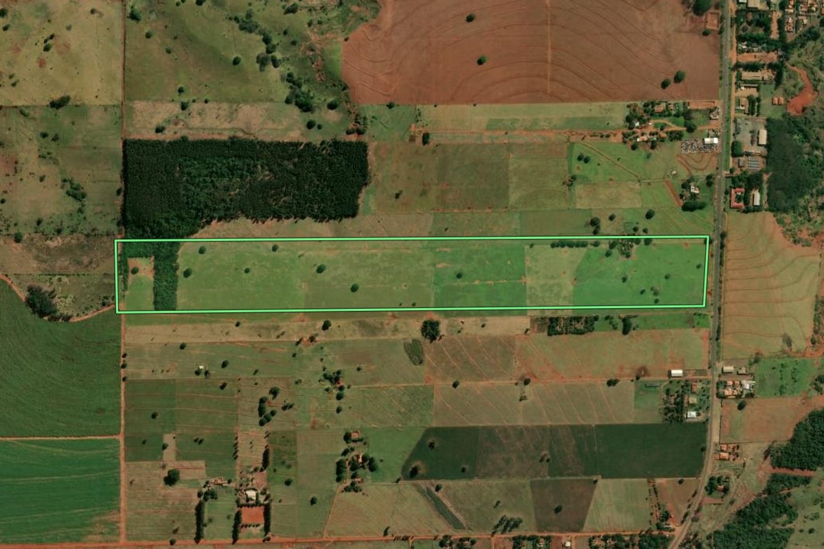 Imagem de satélite do imóvel rural em Terra Rica (PR), com o contorno declarado no CAR desenhado por cima.