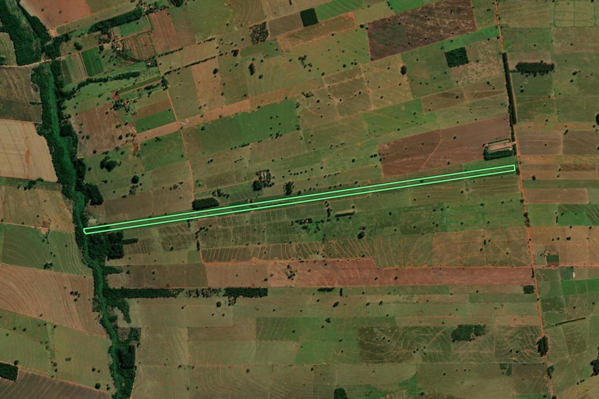 Imagem de satélite do imóvel rural em Terra Rica (PR), com o contorno declarado no CAR desenhado por cima.