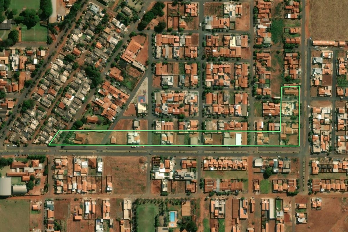 Imagem de satélite do imóvel rural em Terra Rica (PR), com o contorno declarado no CAR desenhado por cima.