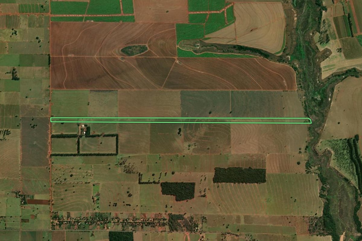 Imagem de satélite do imóvel rural em Terra Rica (PR), com o contorno declarado no CAR desenhado por cima.