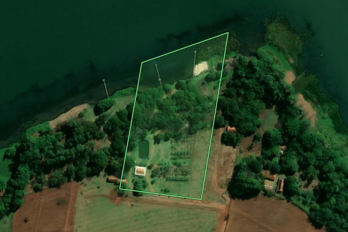 Imagem de satélite do imóvel rural em Terra Rica (PR), com o contorno declarado no CAR desenhado por cima.
