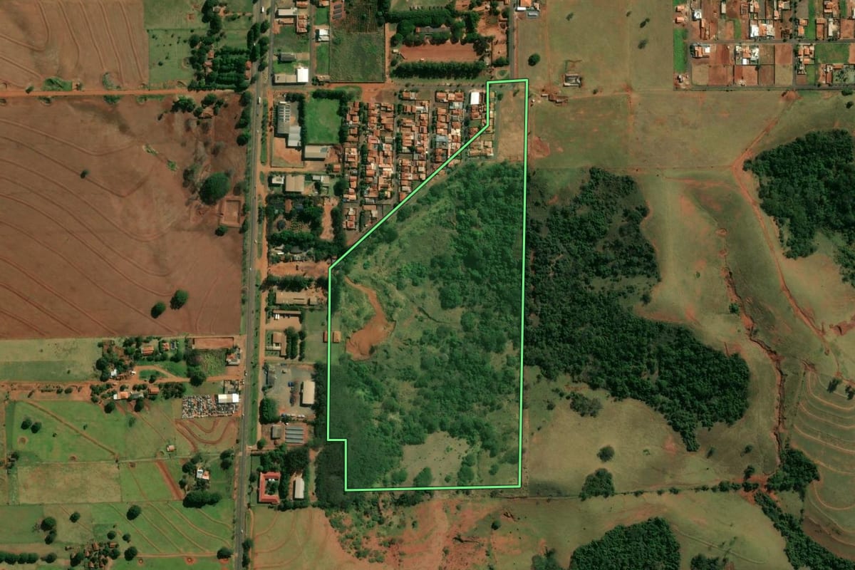 Imagem de satélite do imóvel rural em Terra Rica (PR), com o contorno declarado no CAR desenhado por cima.
