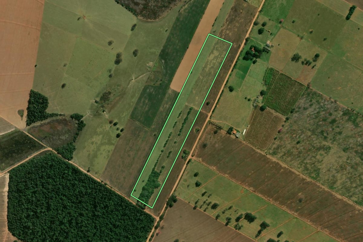 Imagem de satélite do imóvel rural em Terra Rica (PR), com o contorno declarado no CAR desenhado por cima.
