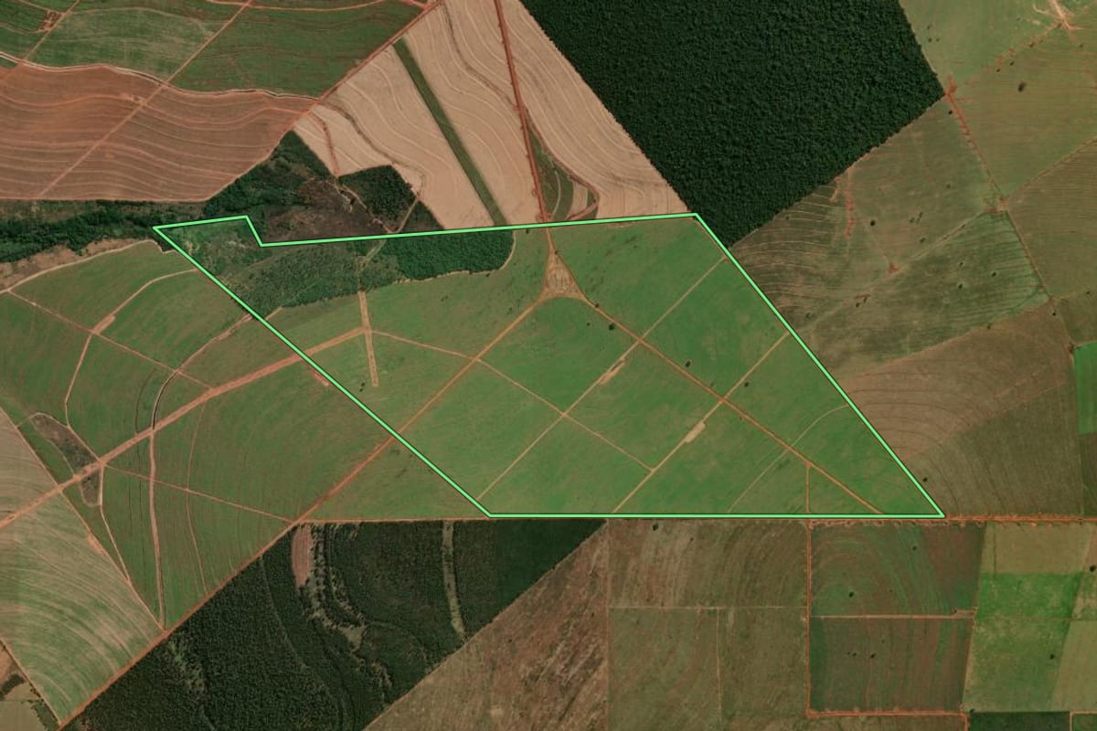 Imagem de satélite do imóvel rural em Terra Rica (PR), com o contorno declarado no CAR desenhado por cima.