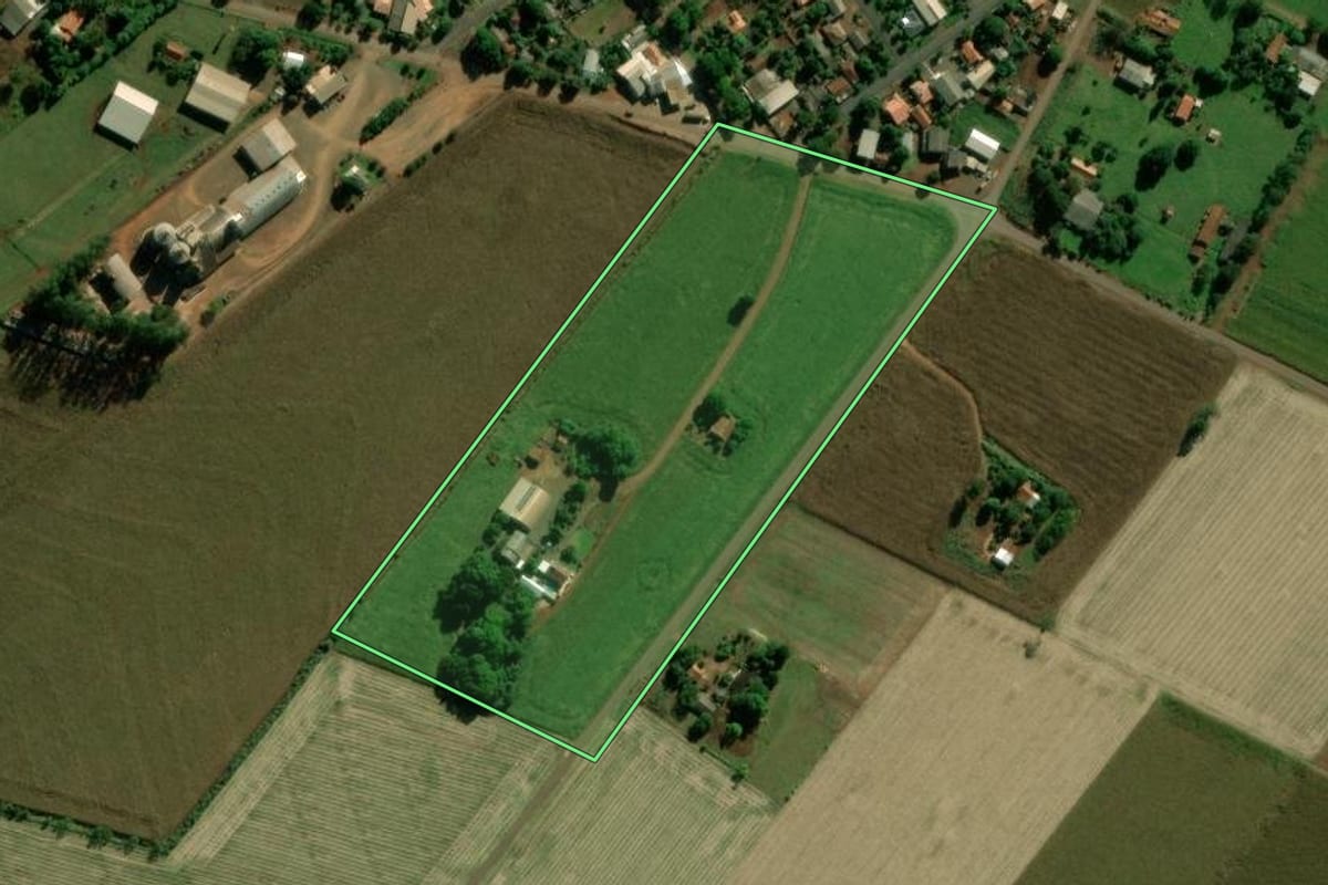 Imagem de satélite do imóvel rural em Terra Roxa (PR), com o contorno declarado no CAR desenhado por cima.