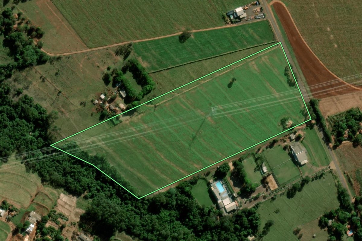 Imagem de satélite do imóvel rural em Terra Roxa (PR), com o contorno declarado no CAR desenhado por cima.
