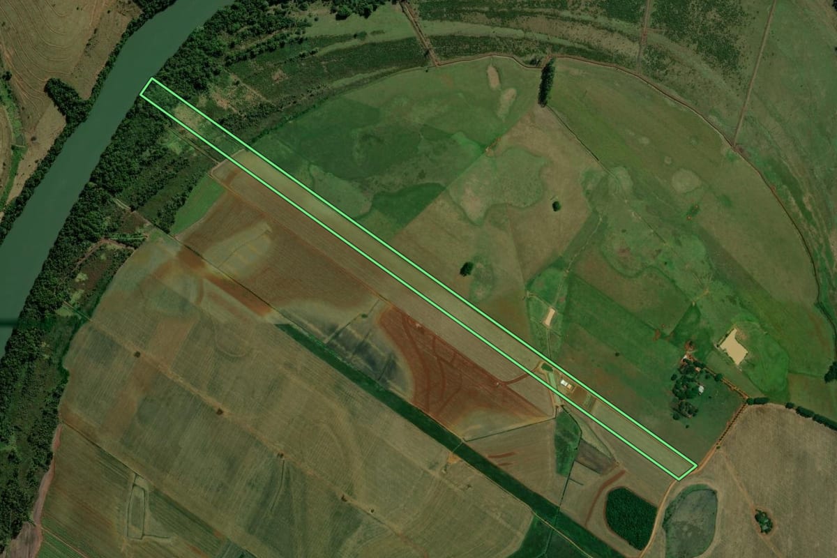 Imagem de satélite do imóvel rural em Terra Roxa (PR), com o contorno declarado no CAR desenhado por cima.