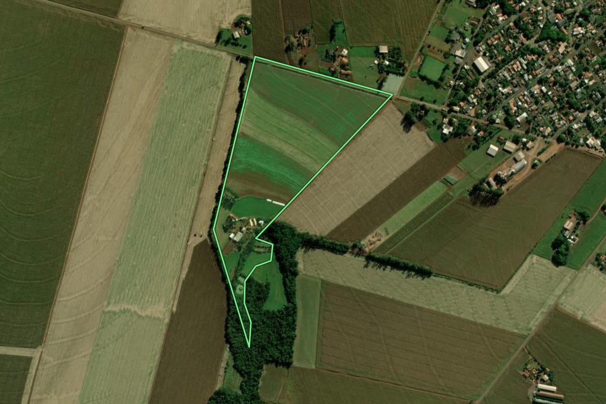 Imagem de satélite do imóvel rural em Terra Roxa (PR), com o contorno declarado no CAR desenhado por cima.
