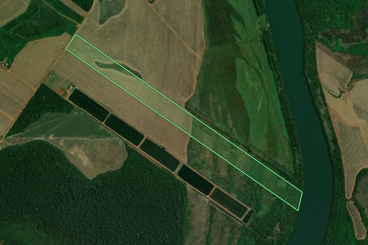 Imagem de satélite do imóvel rural em Terra Roxa (PR), com o contorno declarado no CAR desenhado por cima.