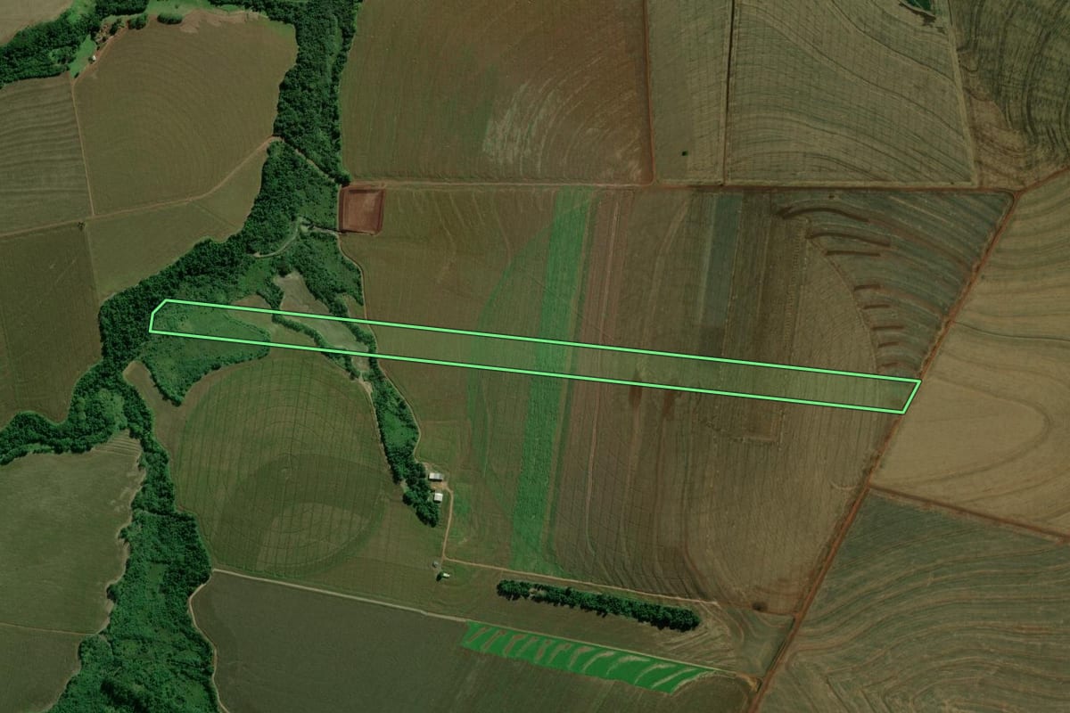 Imagem de satélite do imóvel rural em Terra Roxa (PR), com o contorno declarado no CAR desenhado por cima.