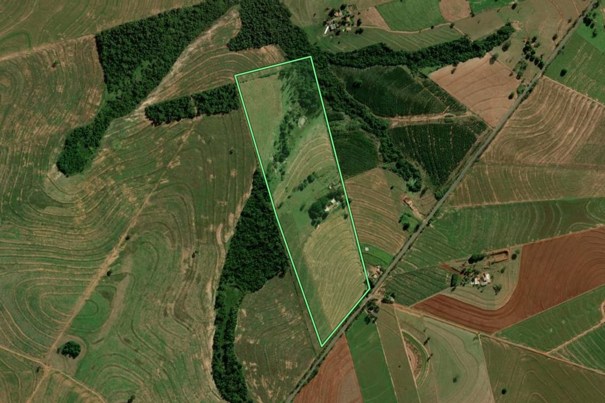 Imagem de satélite do imóvel rural em Terra Roxa (PR), com o contorno declarado no CAR desenhado por cima.