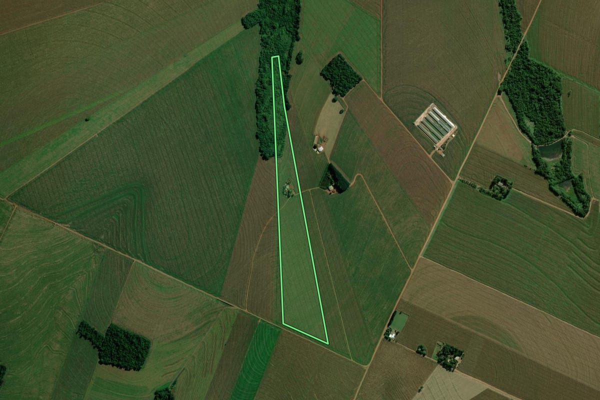 Imagem de satélite do imóvel rural em Terra Roxa (PR), com o contorno declarado no CAR desenhado por cima.