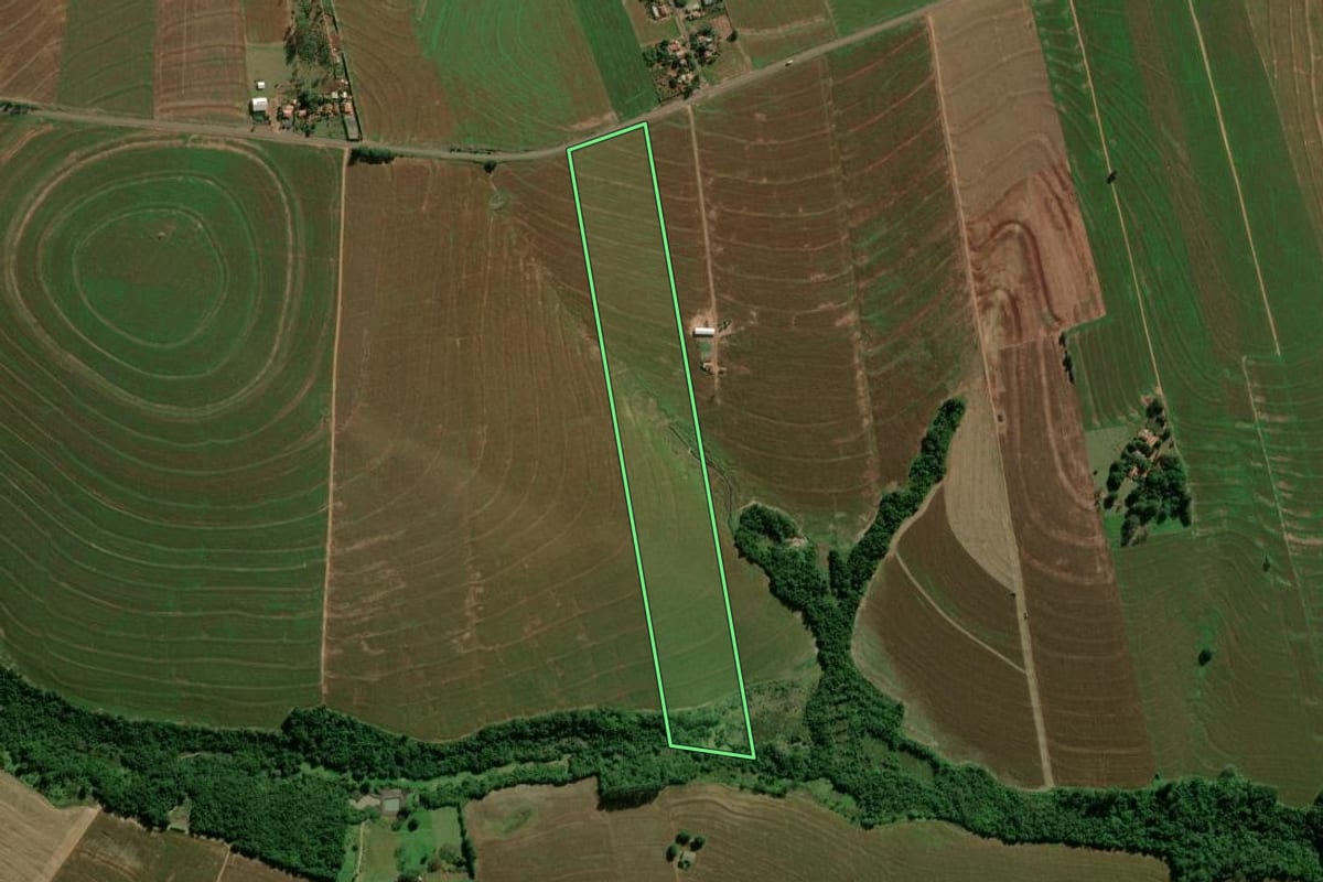 Imagem de satélite do imóvel rural em Terra Roxa (PR), com o contorno declarado no CAR desenhado por cima.