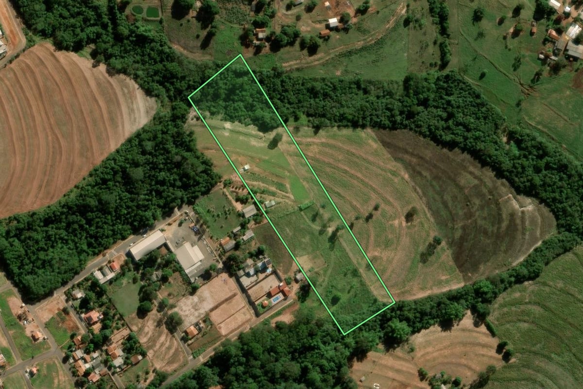 Imagem de satélite do imóvel rural em Terra Roxa (PR), com o contorno declarado no CAR desenhado por cima.