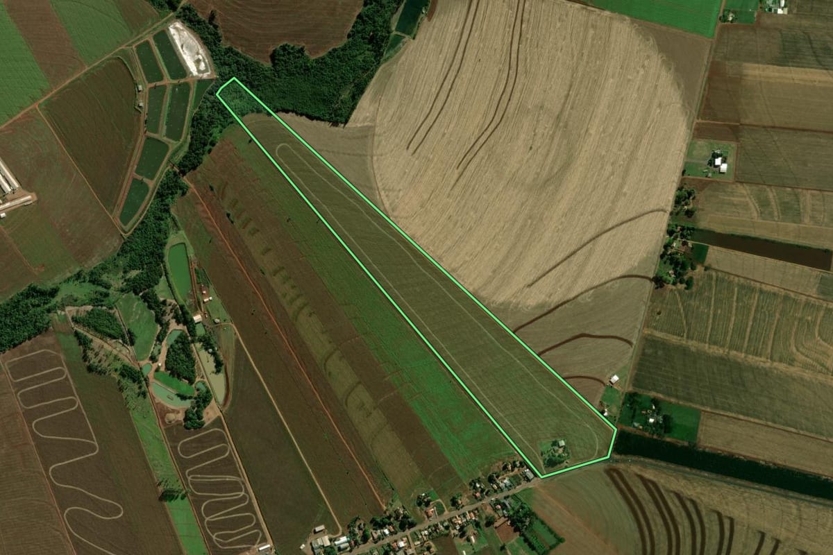 Imagem de satélite do imóvel rural em Terra Roxa (PR), com o contorno declarado no CAR desenhado por cima.