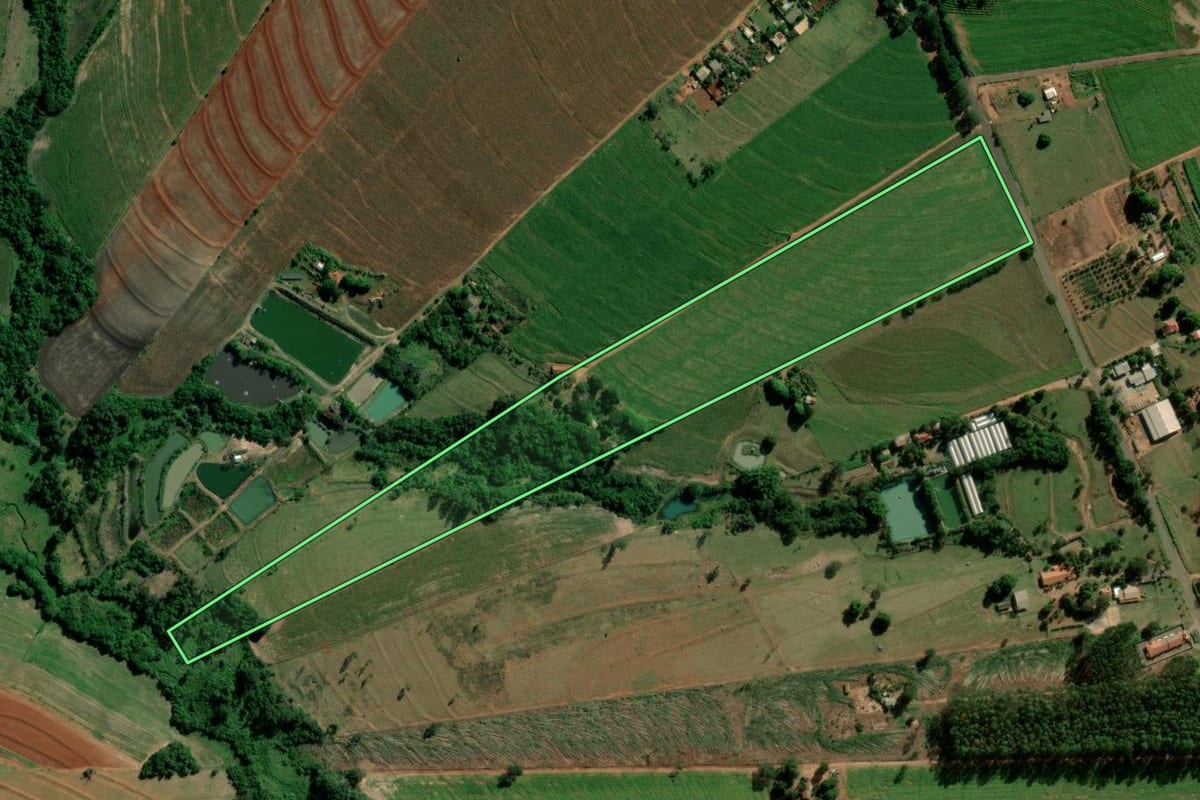 Imagem de satélite do imóvel rural em Terra Roxa (PR), com o contorno declarado no CAR desenhado por cima.