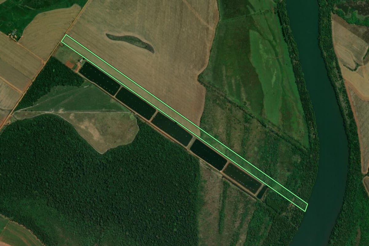 Imagem de satélite do imóvel rural em Terra Roxa (PR), com o contorno declarado no CAR desenhado por cima.