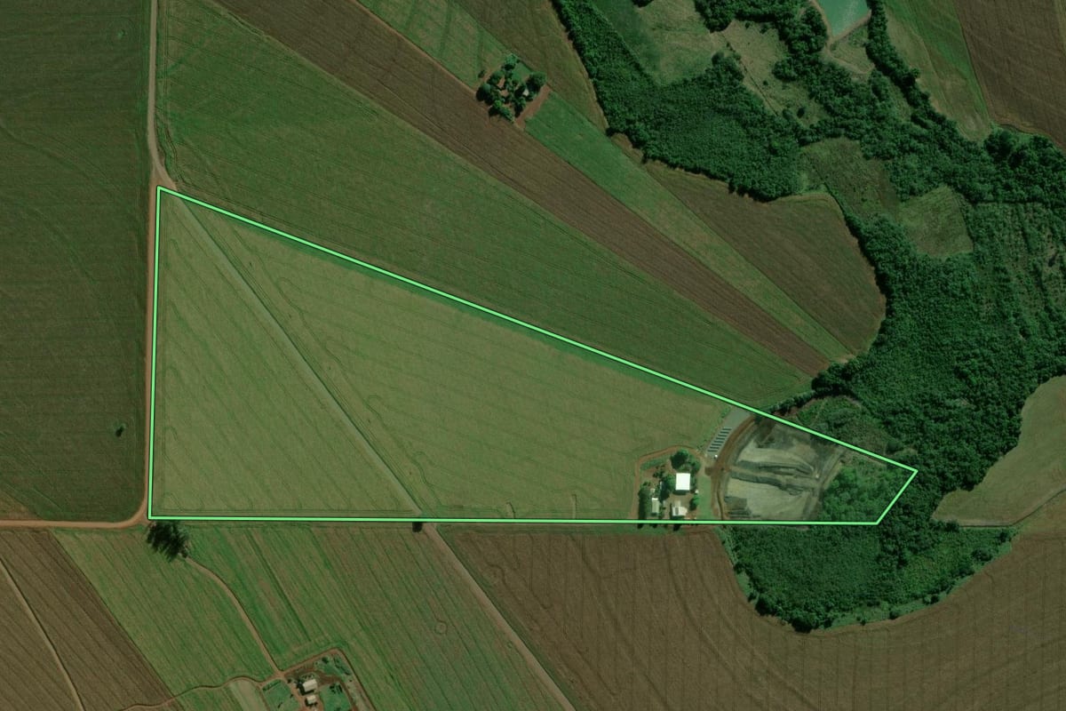 Imagem de satélite do imóvel rural em Terra Roxa (PR), com o contorno declarado no CAR desenhado por cima.