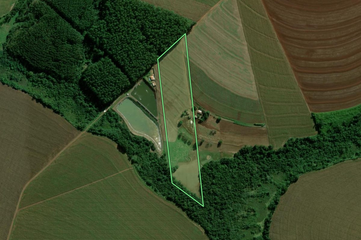 Imagem de satélite do imóvel rural em Terra Roxa (PR), com o contorno declarado no CAR desenhado por cima.