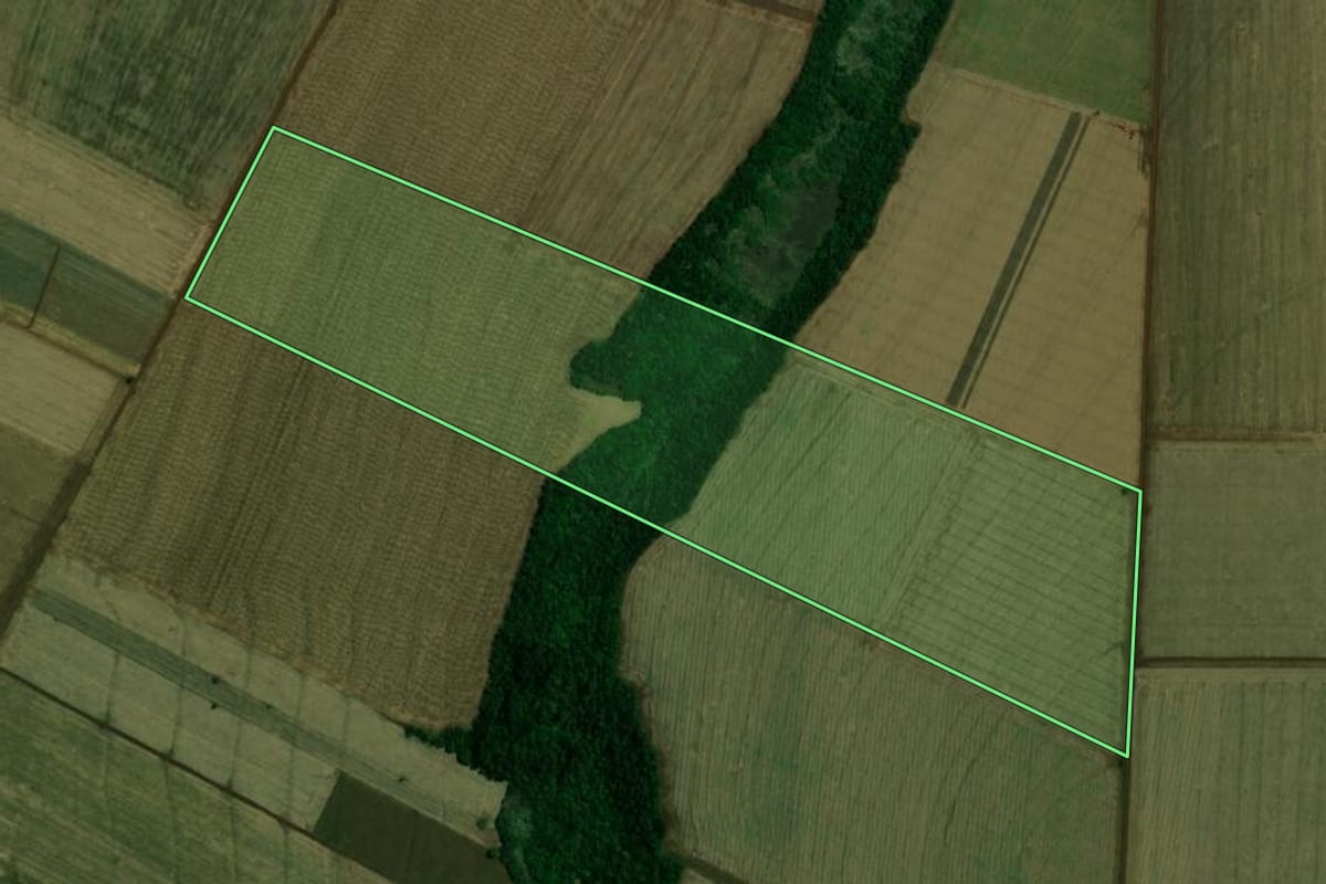 Imagem de satélite do imóvel rural em Terra Roxa (PR), com o contorno declarado no CAR desenhado por cima.