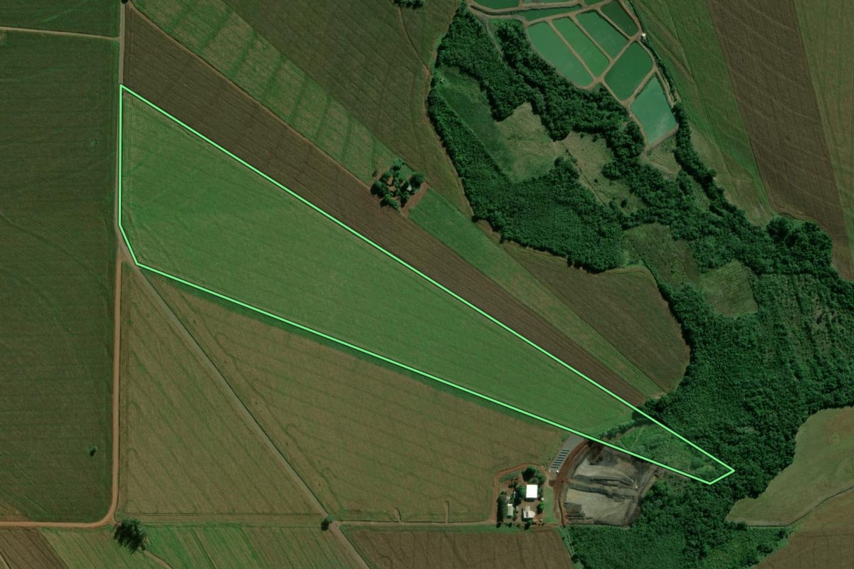 Imagem de satélite do imóvel rural em Terra Roxa (PR), com o contorno declarado no CAR desenhado por cima.