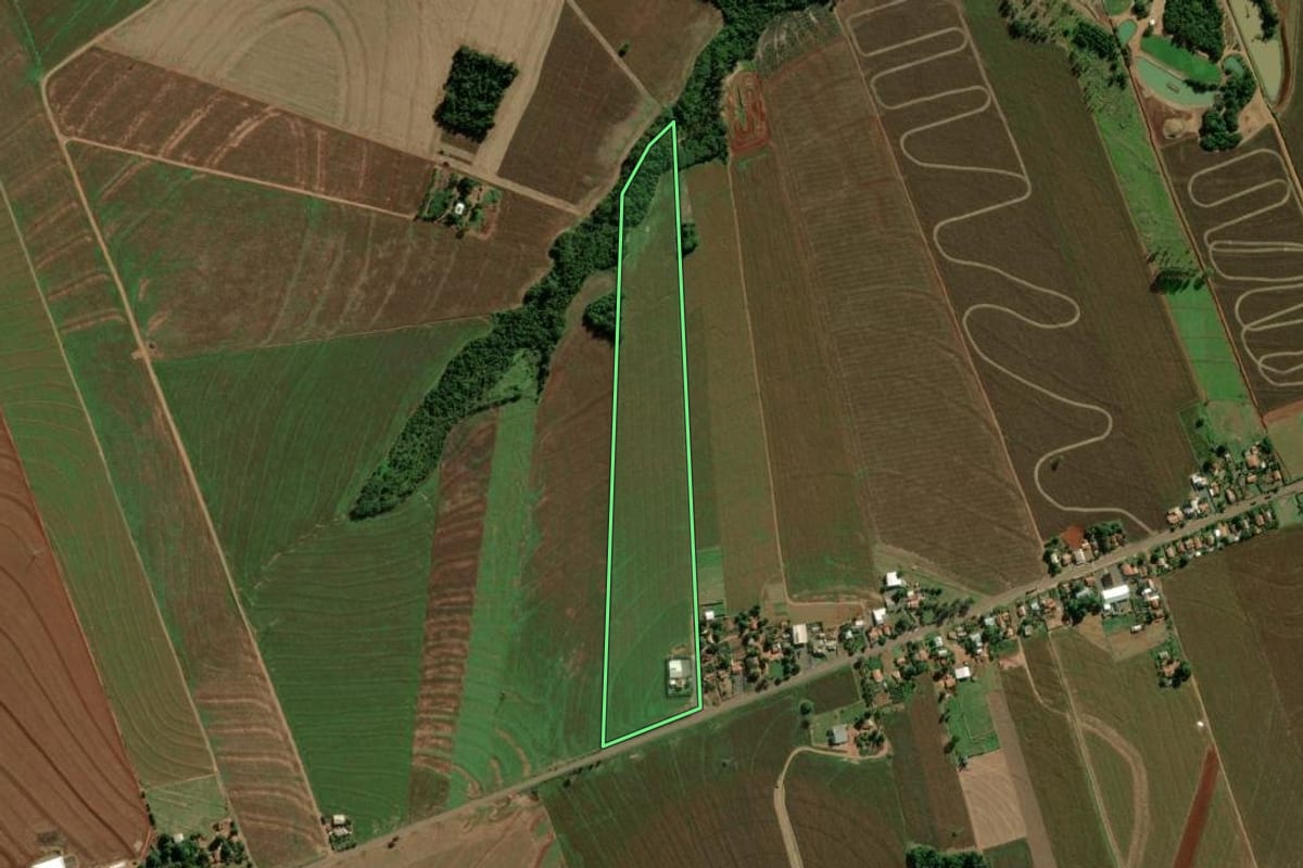 Imagem de satélite do imóvel rural em Terra Roxa (PR), com o contorno declarado no CAR desenhado por cima.