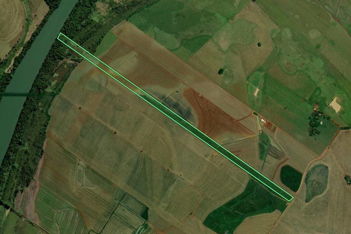Imagem de satélite do imóvel rural em Terra Roxa (PR), com o contorno declarado no CAR desenhado por cima.