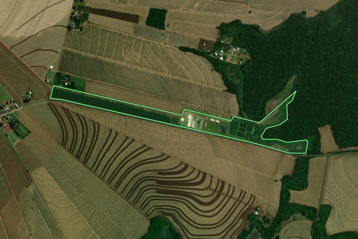 Imagem de satélite do imóvel rural em Terra Roxa (PR), com o contorno declarado no CAR desenhado por cima.