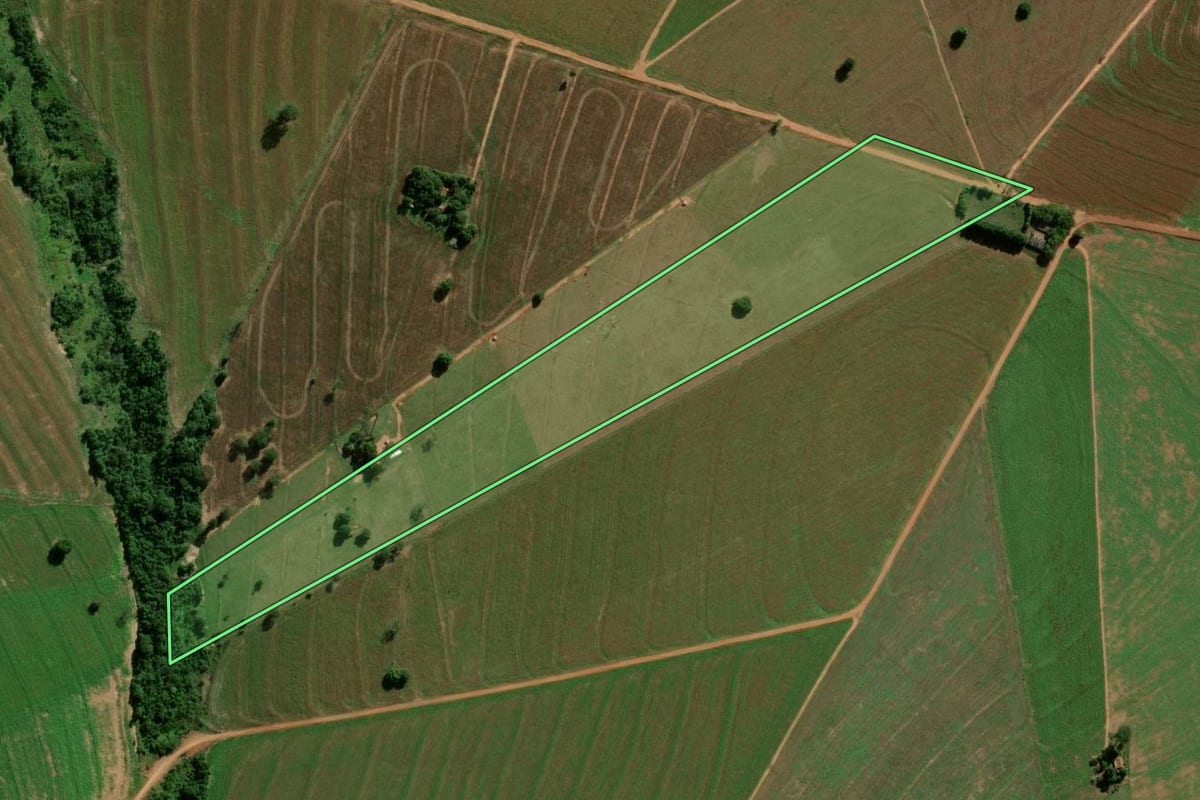 Imagem de satélite do imóvel rural em Terra Roxa (PR), com o contorno declarado no CAR desenhado por cima.